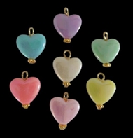 28 acryl hjerte  vedhæng med. 4 af hver farve